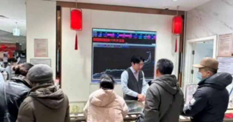 Cơn Sốt Vàng Bạc Tại Trung Quốc: Nhà Đầu Tư Xếp Hàng Từ Sớm Để 'Bắt Đáy' Sau Đợt Giảm Giá Mạnh