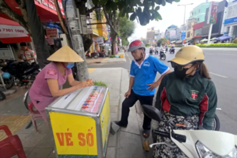 Cần Thơ Nhộn Nhịp Ngày Vía Thần Tài: Vàng, Cá Lóc Nướng Và Vé Số 'Cháy Hàng'