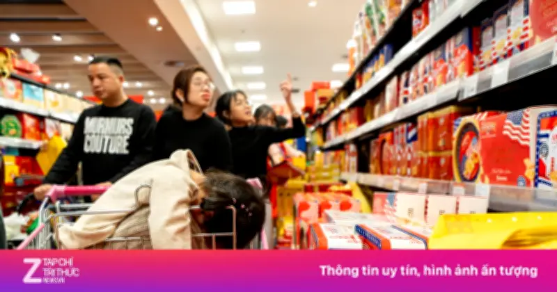 Cận Tết Bính Ngọ 2026: Siêu thị Hà Nội chật kín người mua sắm, trẻ nhỏ ngủ gật trên xe đẩy