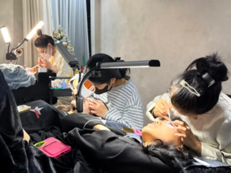 Cận Tết, các tiệm làm đẹp tại Hà Nội chật kín khách, giá dịch vụ tăng mạnh