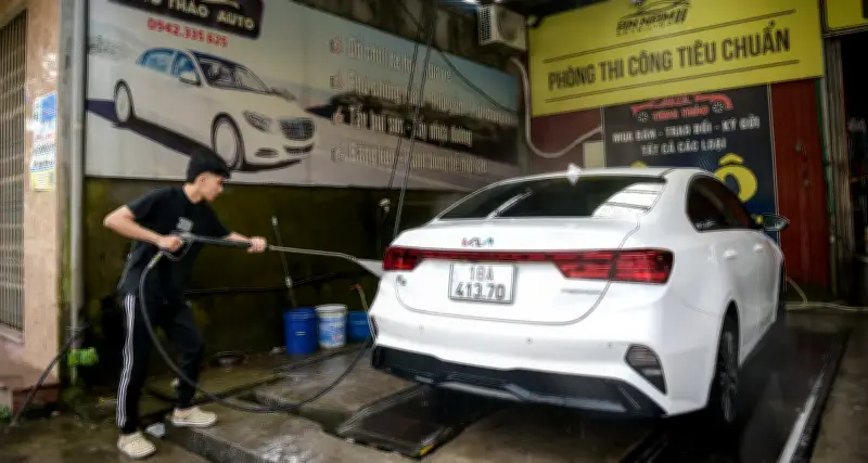 Cận Tết, các tiệm rửa xe ở Ninh Bình đông nghẹt khách, xe xếp hàng dài chờ đợi