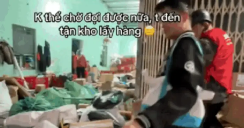 Cận Tết, người dân đổ xô ra kho tự lấy hàng online vì không thể chờ shipper