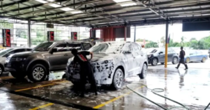 Cận Tết, tiệm rửa xe tấp nập khách, giá tăng gấp đôi vì quan niệm 'xua đuổi vận rủi'