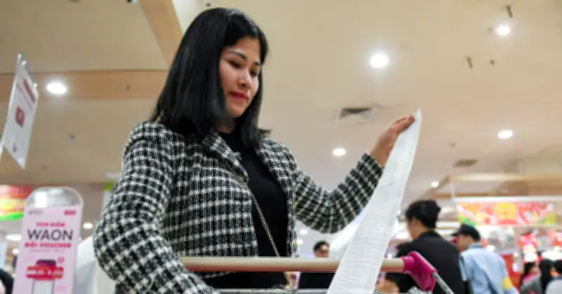 Cận Tết, trung tâm thương mại Hà Nội chật cứng người mua sắm