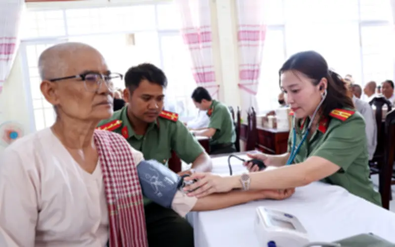 Công An An Giang Khám Bệnh Miễn Phí Cho 160 Người Dân Nghèo Xã Ô Lâm