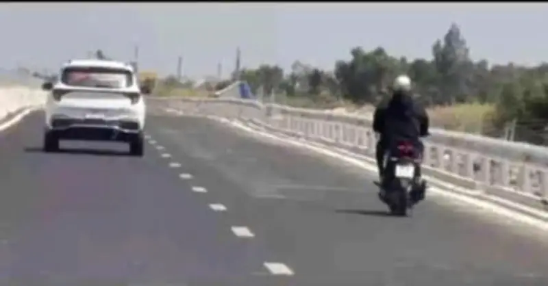 Công an Cà Mau xử phạt thanh niên đi xe máy vào đường cao tốc Cà Mau – Cần Thơ