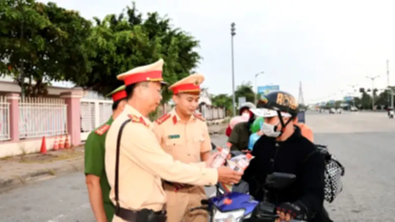 Công An Cần Thơ Tổ Chức Điểm Dừng Chân Nghĩa Tình Trên Quốc Lộ 1