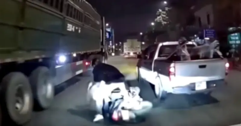 Công an Hà Nội vào cuộc xác minh clip ô tô bán tải chen ngang người đi xe máy