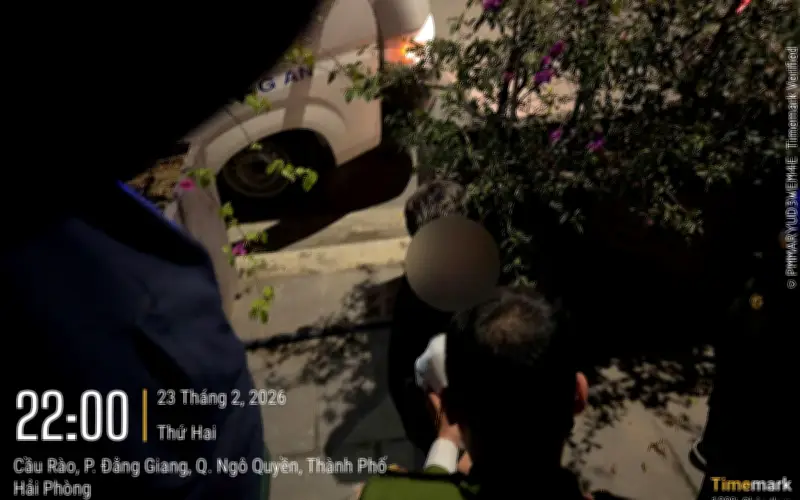 Công an Hải Phòng kịp thời ngăn chặn thanh niên có ý định nhảy cầu Rào tự tử