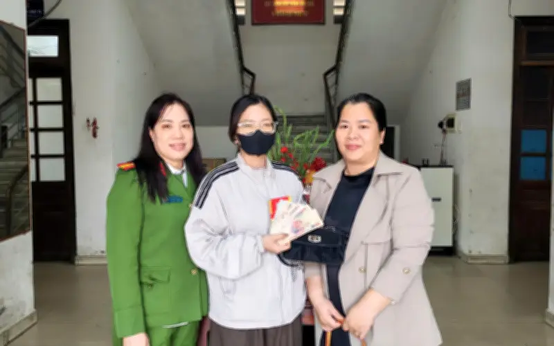 Công an Huế trắng đêm tìm chủ nhân túi xách cho du khách Australia