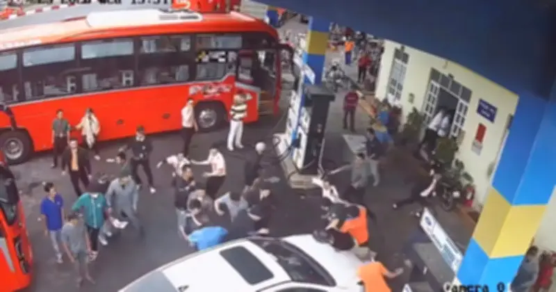 Công an Đà Lạt bắt khẩn cấp tài xế say rượu tông người tại bến xe