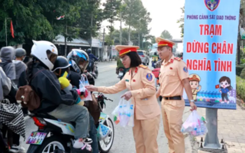 Công An Đồng Tháp Trao Quà Tết Cho Người Dân Về Quê Trên Các Tuyến Đường