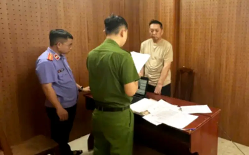 Công an Đà Nẵng bắt tạm giam người nước ngoài trộm cắp tài sản tại nhà hàng