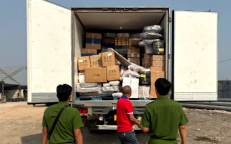 Công an TP.HCM phát hiện gần 30 tấn thực phẩm đông lạnh không rõ nguồn gốc chuẩn bị bán Tết