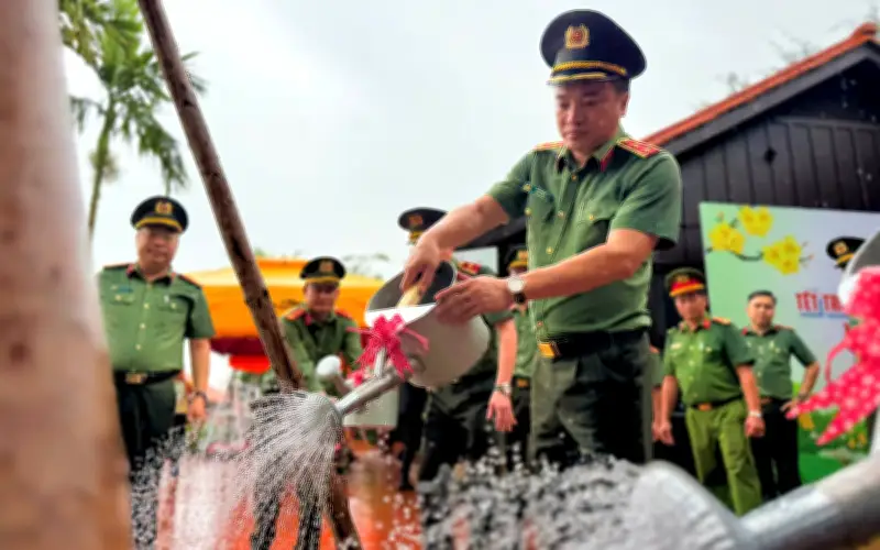 Công an TP.HCM phát động Tết trồng cây, hướng đến môi trường xanh và ứng phó biến đổi khí hậu