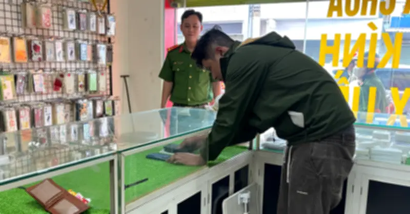 Công An TP.HCM Truy Bắt Đối Tượng Trộm Sạch Cửa Hàng Điện Thoại Sau 3 Giờ