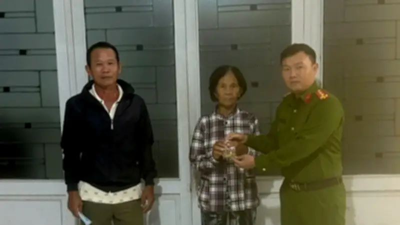 Công an xã Bắc Bình trao trả 1,2 lượng vàng cho bà lão 72 tuổi bị đánh rơi