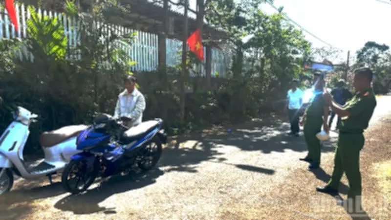 Công an xã Đức Lập bắt giữ đối tượng cướp giật điện thoại chỉ sau 10 giờ