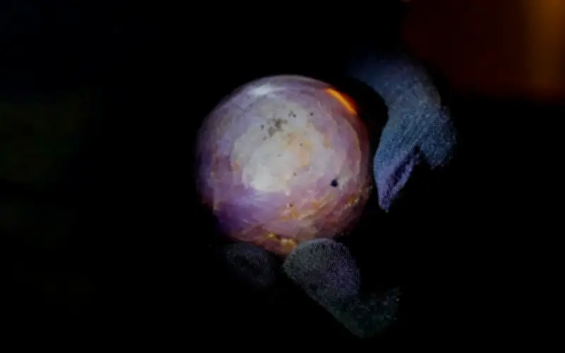 Công Bố Viên Sapphire Sao Tím Quý Hiếm Lớn Chưa Từng Thấy Trên Thế Giới