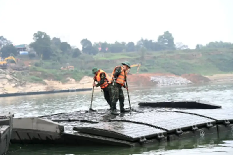 Công binh khẩn trương lắp cầu phao PMP 229m qua sông Lô, dự kiến thông xe sáng mai