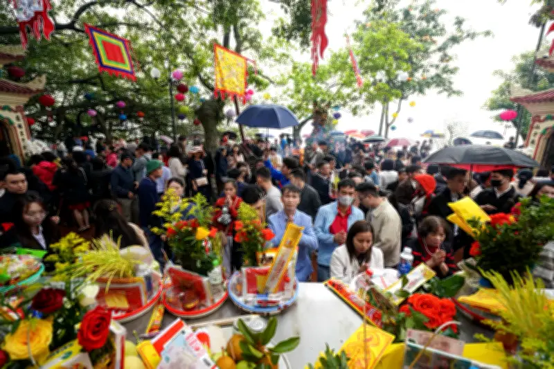 Công chức Hà Nội đổ xô đến phủ Tây Hồ, chùa Quán Sứ cầu may đầu năm