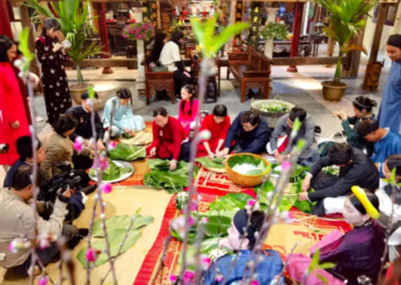 Cùng gói bánh chưng đón Tết cổ truyền tại phố cổ Hà Nội