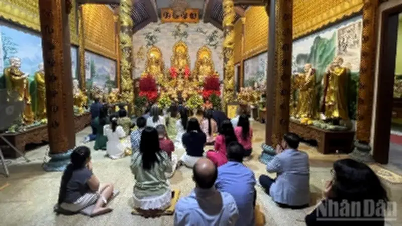 Cộng đồng người Việt tại Lào đón Tết Bính Ngọ 2026 với lễ hội múa lân tại chùa Phật Tích