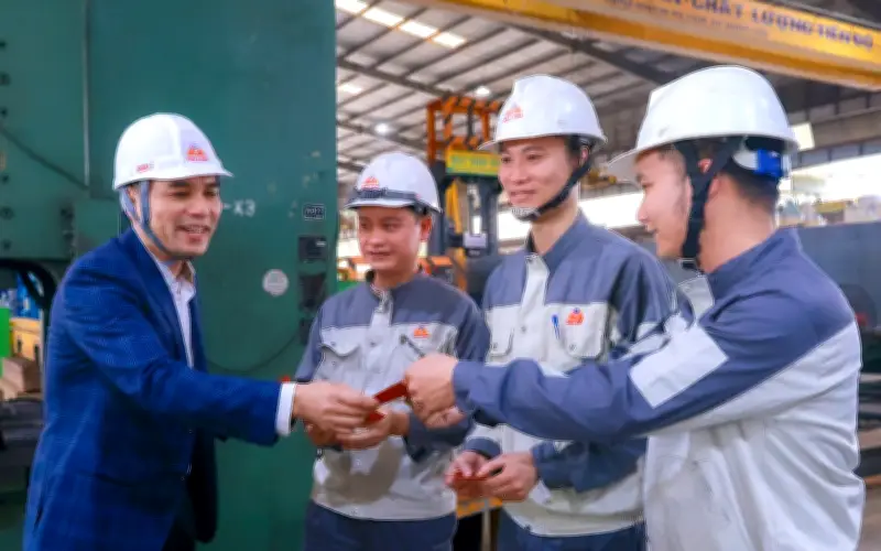 Công nhân Hà Nội phấn khởi trở lại làm việc sau Tết với lì xì và thưởng cao