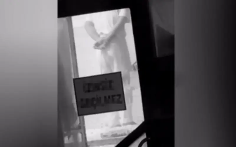 Công nhân Thổ Nhĩ Kỳ bị bắt quả tang dùng chân trần nhào bột làm bánh kẹo