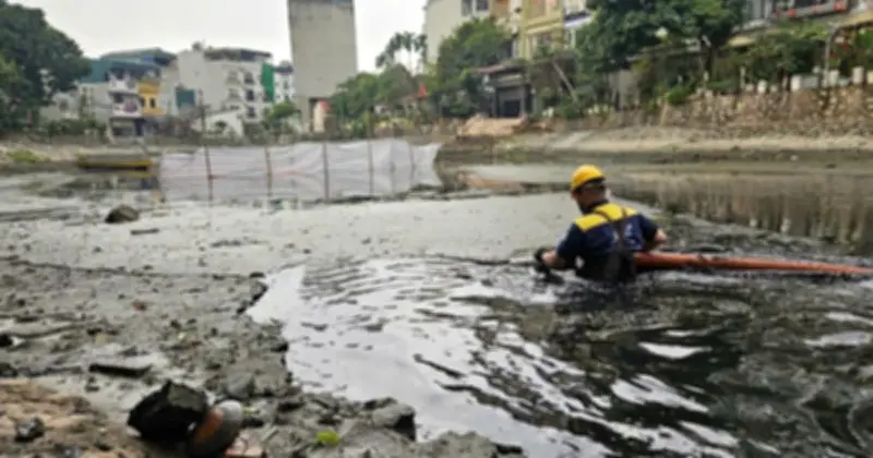 Công nhân thoát nước Hà Nội bận rộn ngày cuối năm, đảm bảo đường phố khô ráo đón Tết