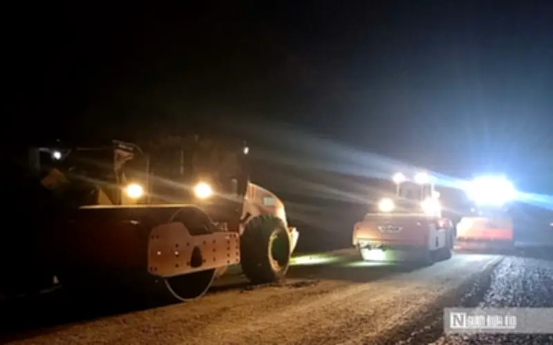 Công nhân tăng ca xuyên đêm, quyết tâm thông xe Quốc lộ 28B trước Tết