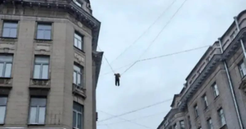 Công nhân vệ sinh Nga thoát chết thần kỳ khi rơi từ mái nhà, lơ lửng trên dây điện