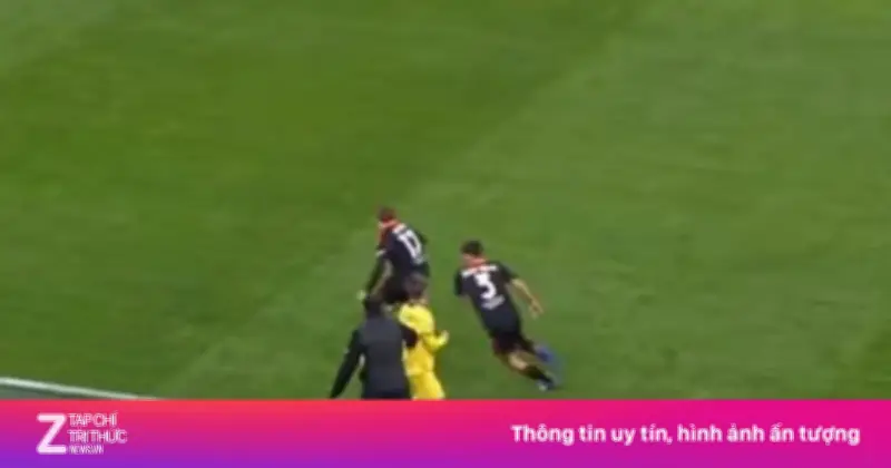 Căng Thẳng Bùng Nổ Ở San Siro: Fabregas Xin Lỗi Sau Pha Kéo Áo Gây Tranh Cãi