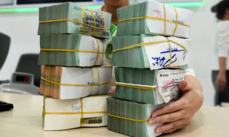 Công ty giữ lại 50% tiền thưởng Tết: Hợp pháp hay vi phạm quyền lợi người lao động?