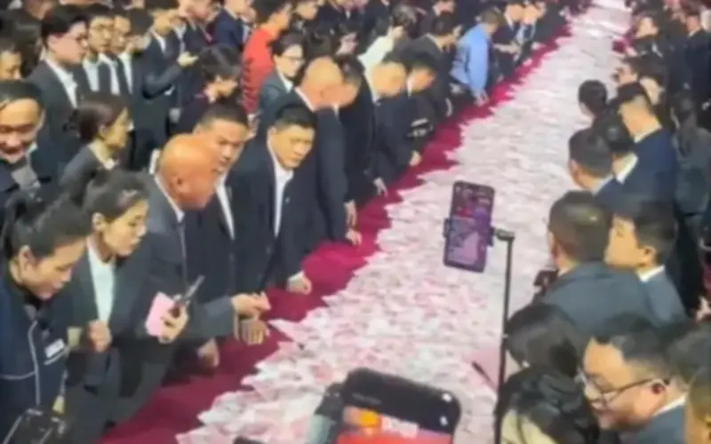 Công ty Trung Quốc gây sốc khi chi 180 triệu tệ thưởng Tết, nhân viên tranh nhau tiền mặt