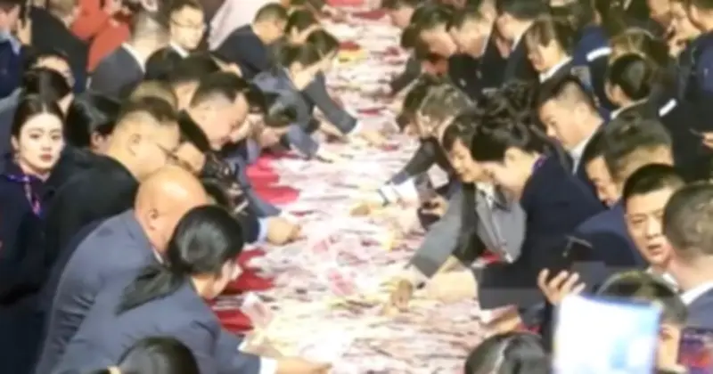 Công ty Trung Quốc gây sốt với tiệc tất niên phát thưởng tiền mặt hơn 60 triệu nhân dân tệ