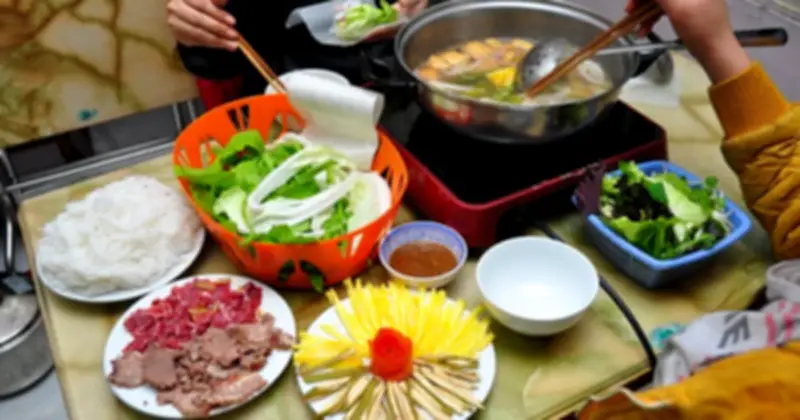 Cảnh báo nguy cơ từ lẩu: Ăn thịt tái, rau sống dễ nhiễm ký sinh trùng