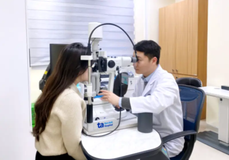 Cảnh báo nguy cơ viêm giác mạc, rụng lông mi sau nối mi dịp cận Tết