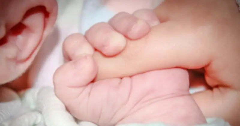 Cảnh báo từ bác sĩ: Điện thoại rơi trúng đầu gây chấn thương sọ não ở trẻ 2 tháng tuổi