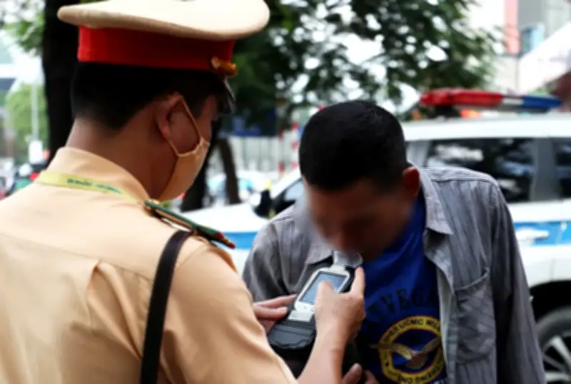 Cảnh báo vi phạm giao thông dịp Tết: Đỗ xe bừa bãi, vượt đèn đỏ, uống rượu lái xe