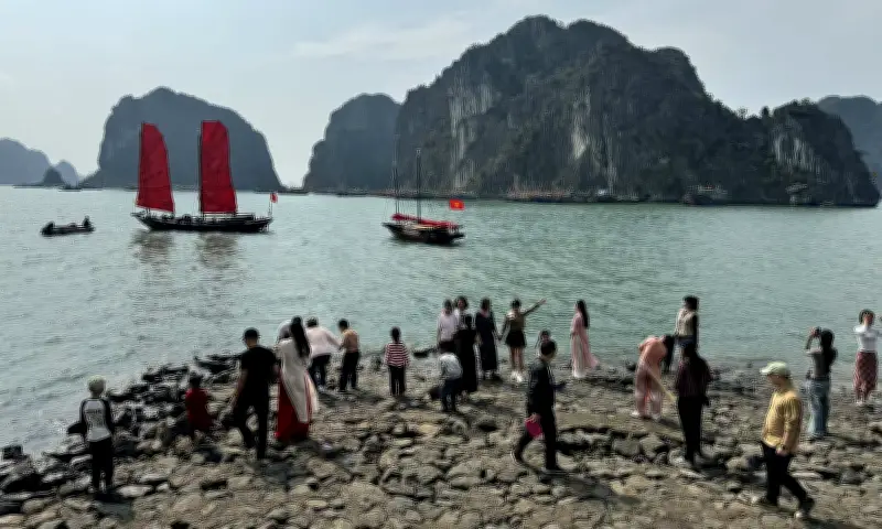 Cánh Buồm Đỏ Hạ Long 'Gây Sốt' Dịp Tết, Trở Thành Điểm Check-in Không Thể Bỏ Lỡ