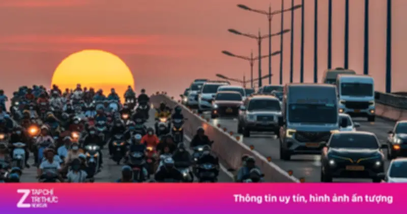 Cảnh Hoàng Hôn Tuyệt Đẹp Sau Dòng Xe Tắc Nghẽn Trên Cầu Sài Gòn