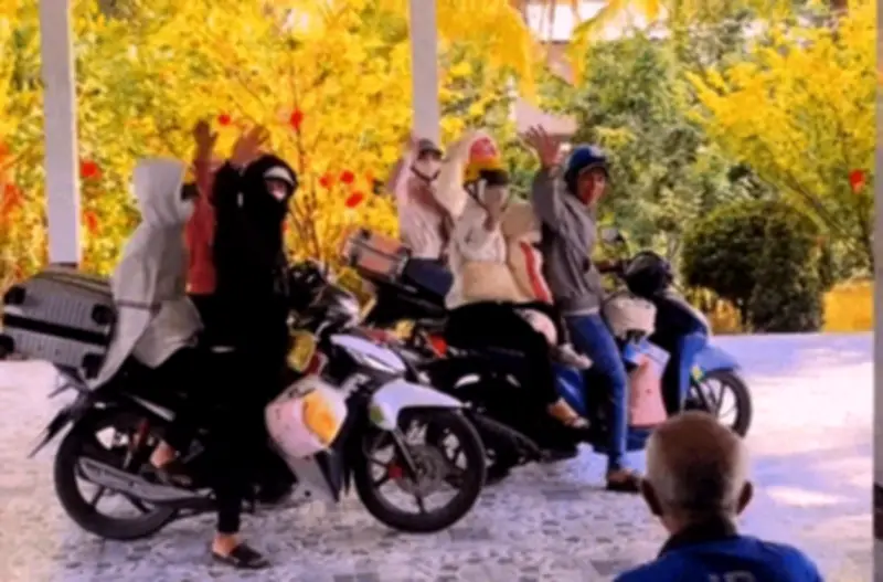 Cảnh ông nội nhìn con cháu rời nhà sau Tết gây xúc động mạnh