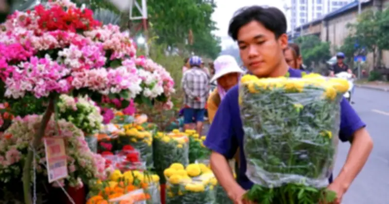 Cảnh nhộn nhịp 'trên bến dưới thuyền' tại chợ hoa Tết Bình Đông, TPHCM