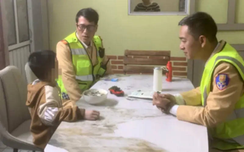Cảnh sát cao tốc giải cứu bé trai 9 tuổi đi lạc đêm giao thừa ở Thanh Hóa