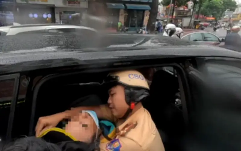 Cảnh sát giao thông Bàn Cờ cứu tài xế xe ôm công nghệ đột quỵ trong cơn mưa