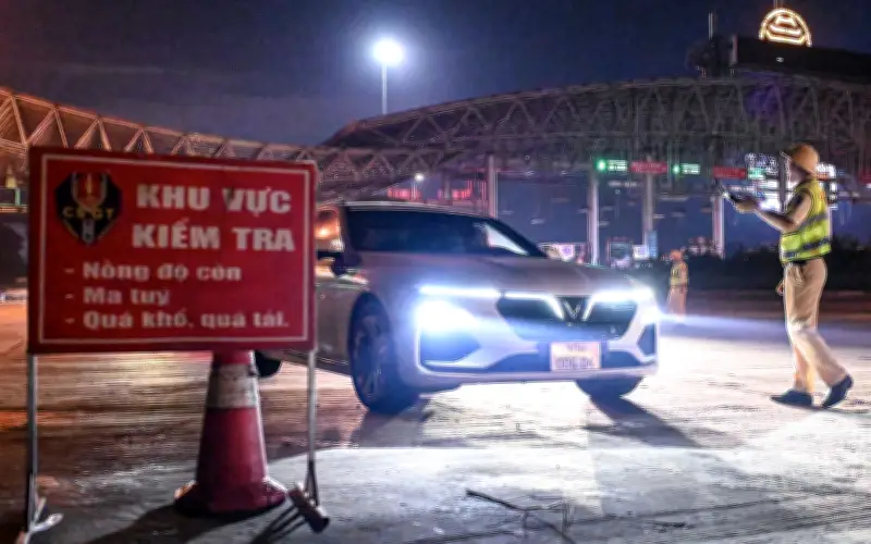 Cảnh sát giao thông đồng loạt kiểm tra nồng độ cồn từ sáng mùng 1 Tết Bính Ngọ