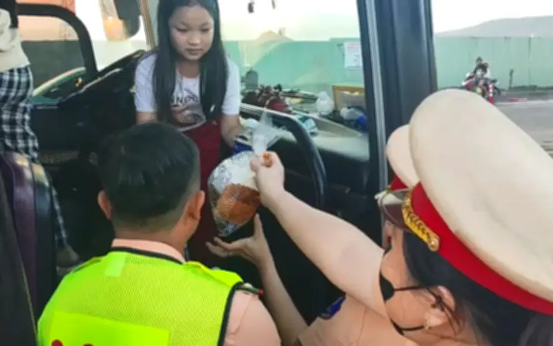 Cảnh sát giao thông Đà Nẵng nhanh chóng dập tắt cháy xe khách, hỗ trợ hành khách về quê đón Tết