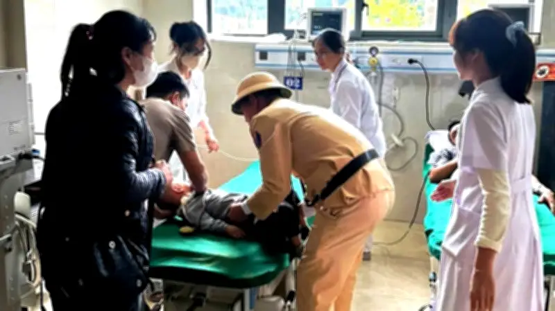 Cảnh sát giao thông Thanh Hóa hỗ trợ khẩn cấp xe khách chở trẻ sốt cao co giật