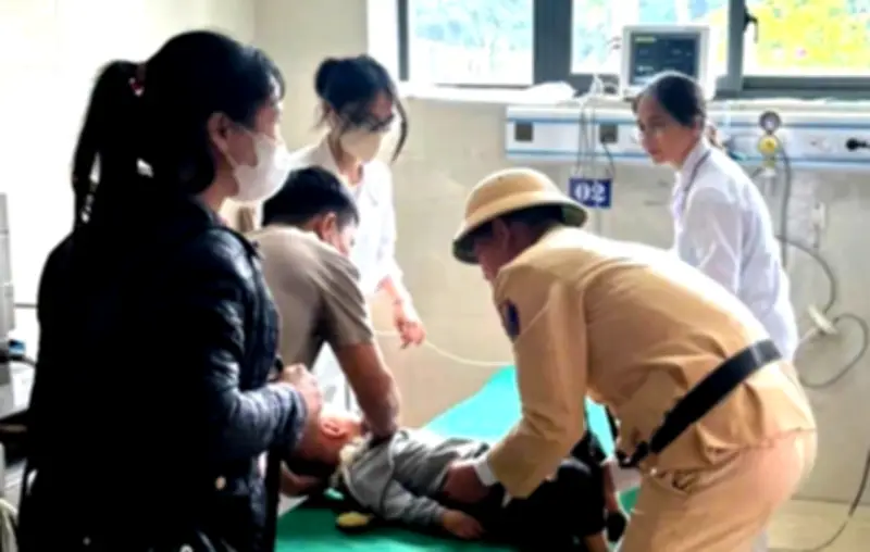 Cảnh sát giao thông Thanh Hóa hỗ trợ kịp thời đưa bé 3 tuổi sốt cao, co giật đi cấp cứu